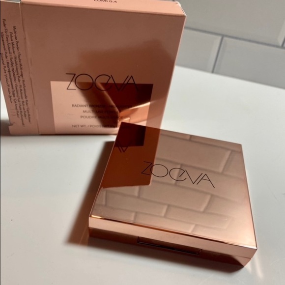 Zoeva Radiant Bronzer-Highlighter- Lumi 0.4. - Picture 9 of 11